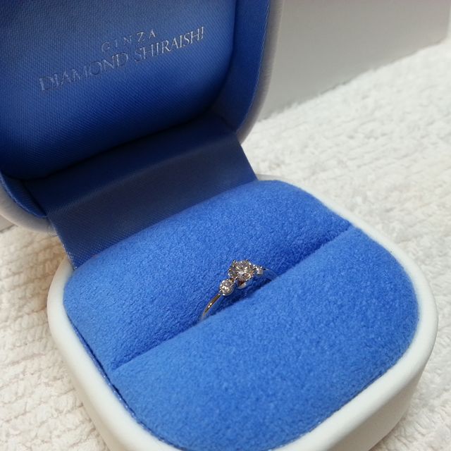 【銀座ダイヤモンドシライシの口コミ】 リボンがモチーフのレガーレというシリーズの婚約指輪。レガーレは「結ぶ …