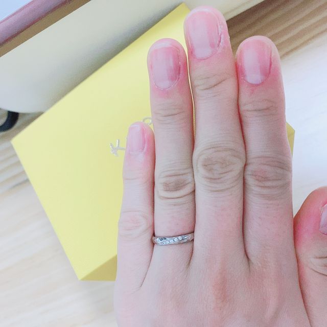 【ケイウノ ブライダル(K.UNO BRIDAL)の口コミ】 webでも実物でも槌目(つちめ)模様がとても綺麗で、シンプルながらも華やか…