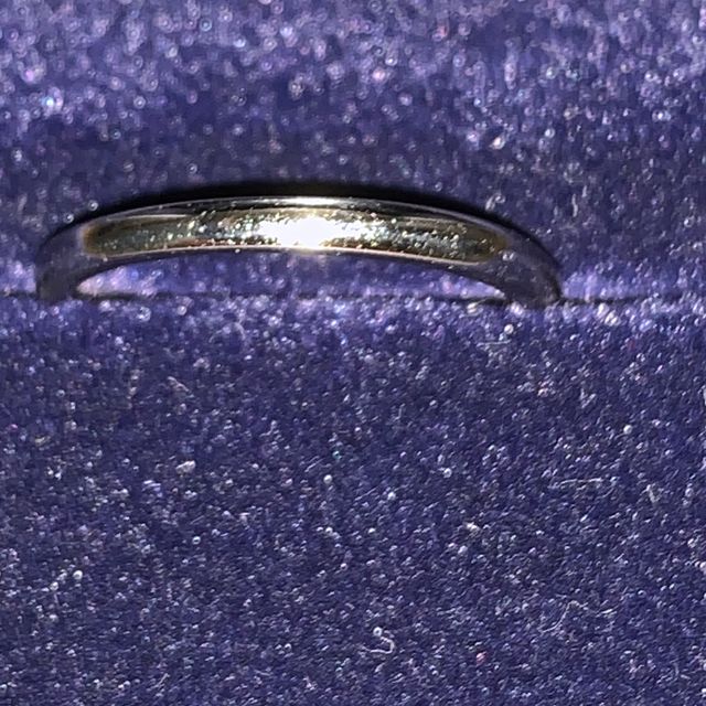 【銀座ダイヤモンドシライシの口コミ】 ダイヤモンドが付いていないシンプルで王道な指輪です。ダイヤモンドが付…