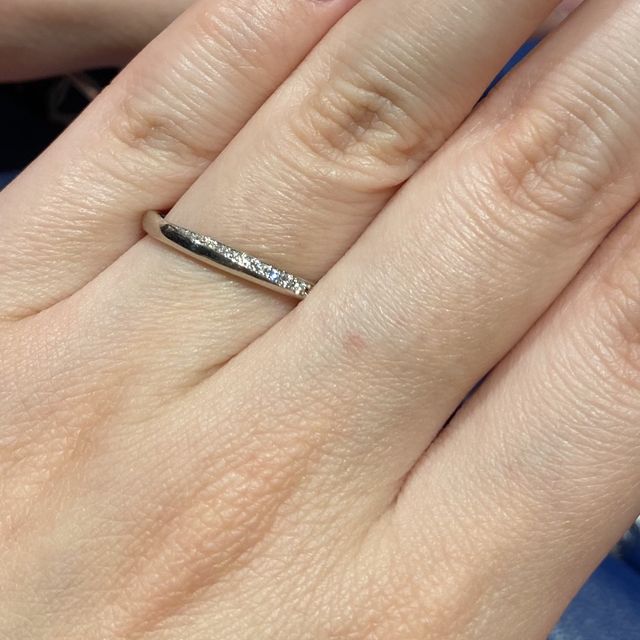 【銀座ダイヤモンドシライシの口コミ】 当初ハーフエタニティリングと迷っておりましたが、日常使いには少し派手…
