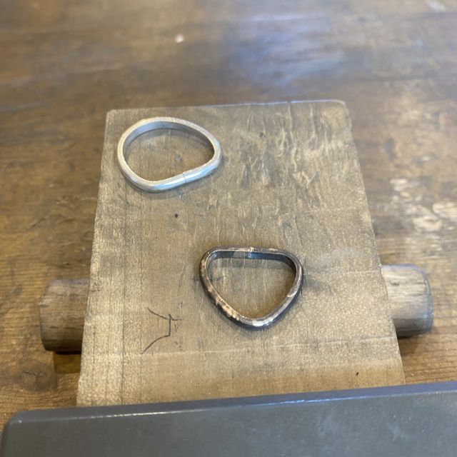 【鎌倉彫金工房の口コミ】 長く着け続けるからシンプルなものを選びました。
太さも3つ選べるけれど1…