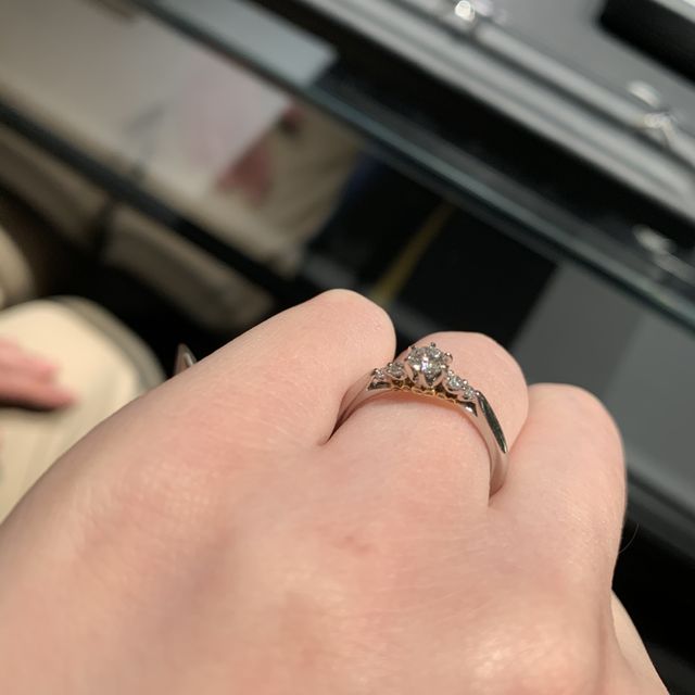 【エクセルコダイヤモンド(EXELCO DIAMOND)の口コミ】 センターダイヤモンド以外にも装飾があり、全体的に華やかなデザインです…