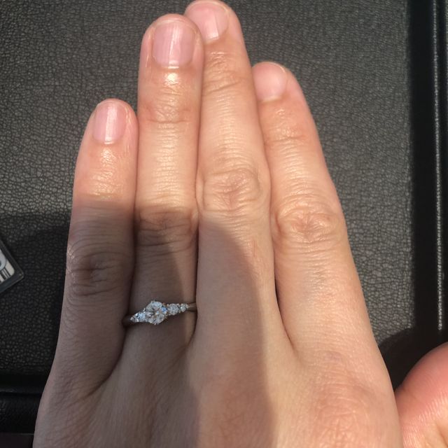 【エクセルコダイヤモンド(EXELCO DIAMOND)の口コミ】 中央に大きなダイヤがあり、サイドにメレダイヤのある婚約指輪がいいなー…