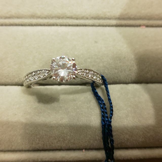 【WATANABE / 卸商社直営　渡辺の口コミ】 ダイヤモンドとデザインをそれぞれ選んでオーダーするので、希望が叶うと…