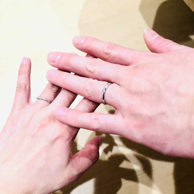 【エクセルコダイヤモンド(EXELCO DIAMOND)の口コミ】 女性は婚約指輪とセットで付けた時の隙間が少なく、今後セットで付けやす…