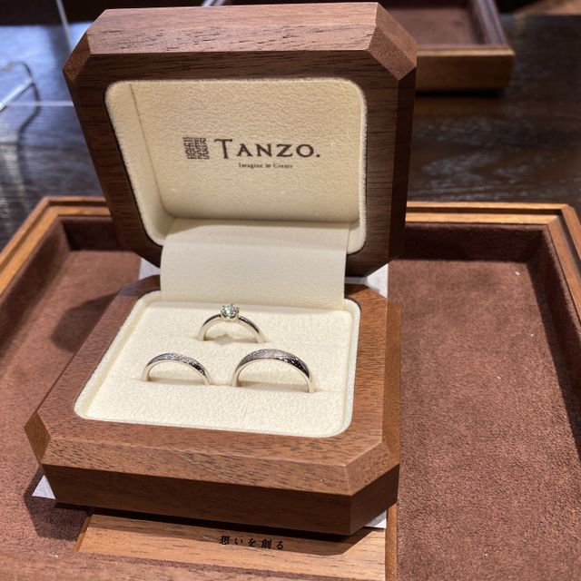 【TANZO.(鍛造指輪)の口コミ】 婚約指輪はできるだけシンプルなデザインで、ダイヤが映えるようにしたい…