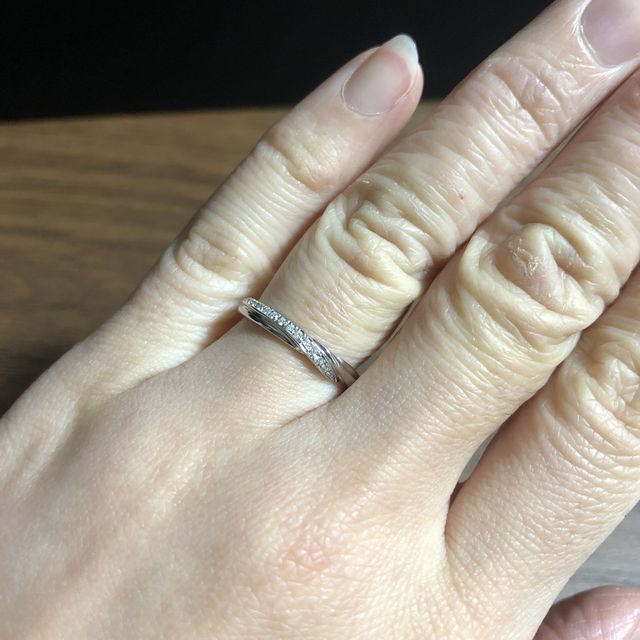 【エクセルコダイヤモンド(EXELCO DIAMOND)の口コミ】 婚約指輪と重ね付けをしたいと考えており
婚約指輪が少し大きめのダイヤモ…