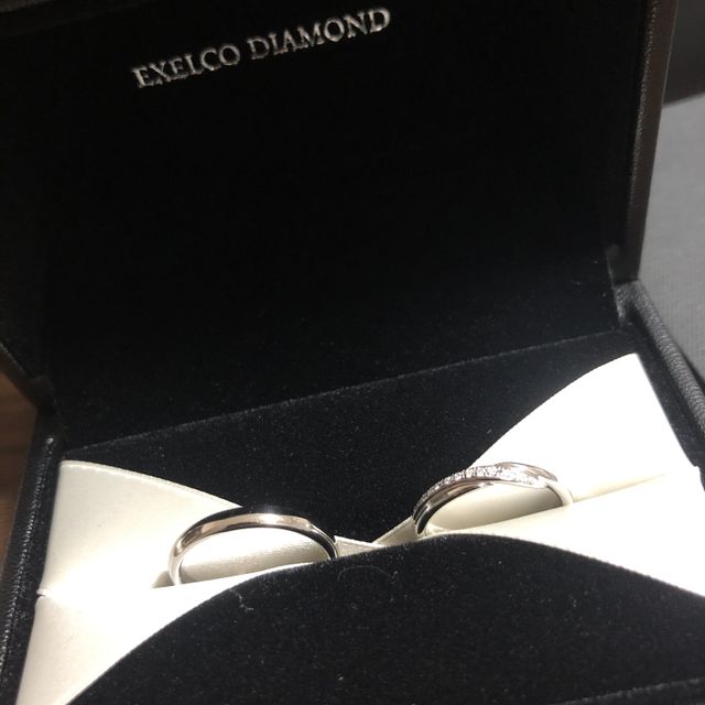【エクセルコダイヤモンド(EXELCO DIAMOND)の口コミ】 婚約指輪と重ね付けをしたいと考えており
婚約指輪が少し大きめのダイヤモ…