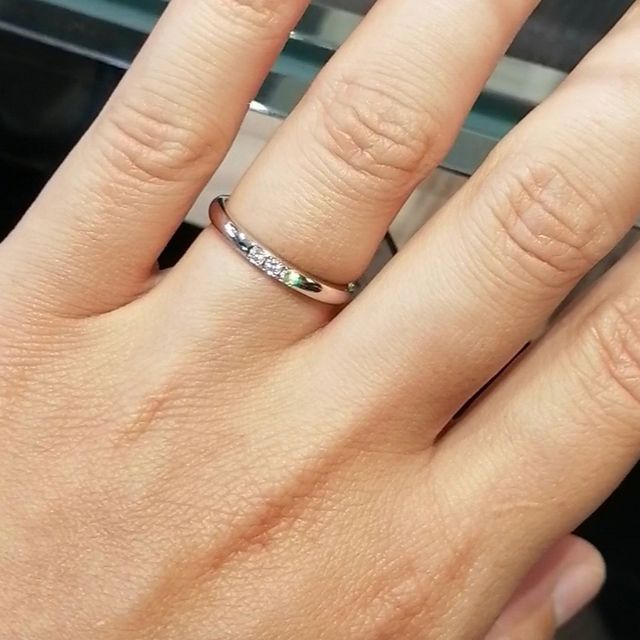 【ラザール ダイヤモンド(LAZARE DIAMOND)の口コミ】 プラチナ素材で、ひとつぶダイヤか3石のデザインで探していましたが、こち…