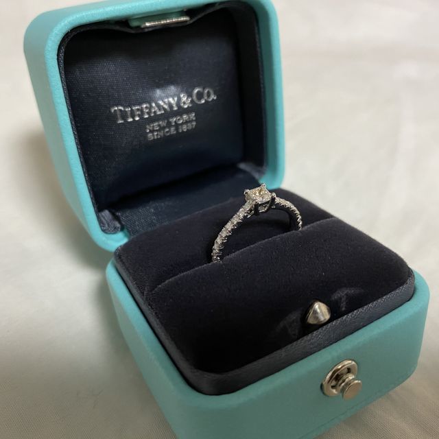 【ティファニー(Tiffany & Co.)の口コミ】 結婚指輪は他のブランドで決めていたので、結婚指輪に合うデザインで探し…