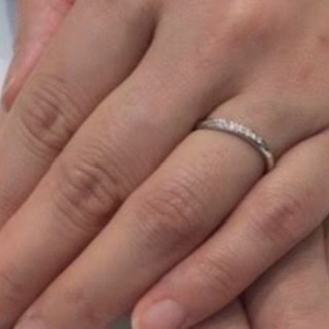 【LUCIE(ルシエ)の口コミ】 この指輪はまっすぐな指輪のデザインの中に、斜め方向にダイヤモンドが埋…