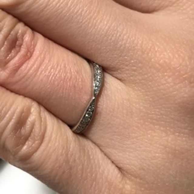 【ティファニー(Tiffany & Co.)の口コミ】 中心に向かって細くなるデザインで、ダイヤモンドが埋め込まれています。…
