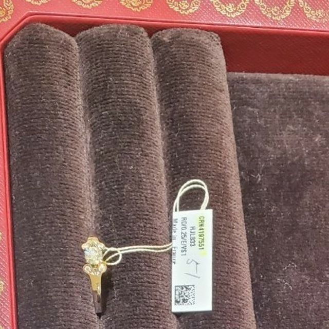 【カルティエ(Cartier)の口コミ】 カルティエの有名なデザインです。中央にダイヤ、再度に小さいダイヤが4つ…
