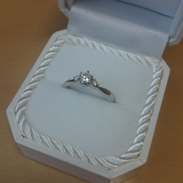 【4℃ BRIDAL(ヨンドシーブライダル)の口コミ】 真ん中の大きなセンターダイヤモンドと、その横にさりげなくついている、…