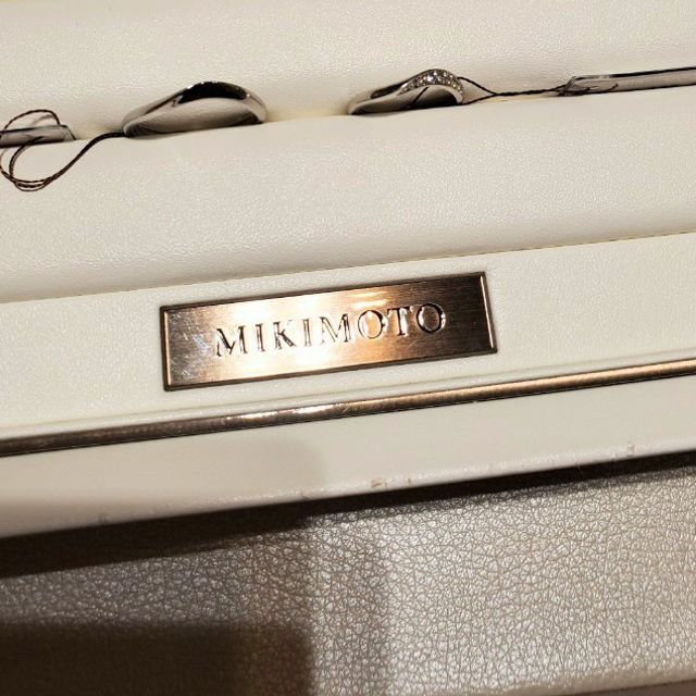 【MIKIMOTO(ミキモト)の口コミ】 まっすぐではなく、カーブしているデザインです。やや尖っているデザイン…