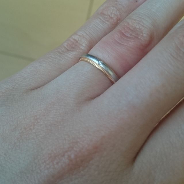 【4℃ BRIDAL(ヨンドシーブライダル)の口コミ】 指輪の縁が特徴的なデザインとなっており、それがとても可愛く決め手とな…