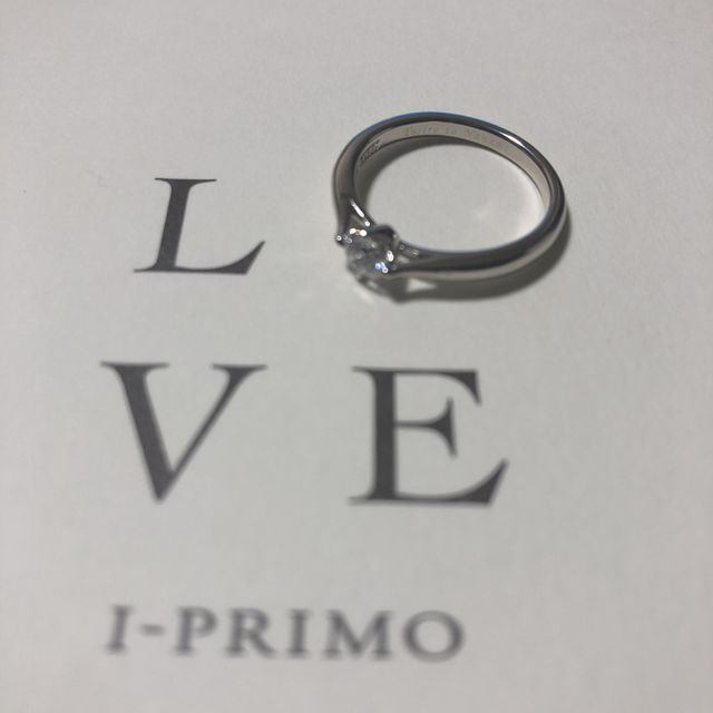 【アイプリモ(I-PRIMO)の口コミ】 ずっと長く飽きないものを考えると、シンプルなデザインで中央のダイヤモ…