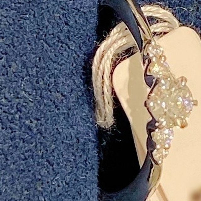 【4℃ BRIDAL(ヨンドシーブライダル)の口コミ】 適度な太さのリングにゆるやかな360°ウェーブで、指を綺麗に見せてく…