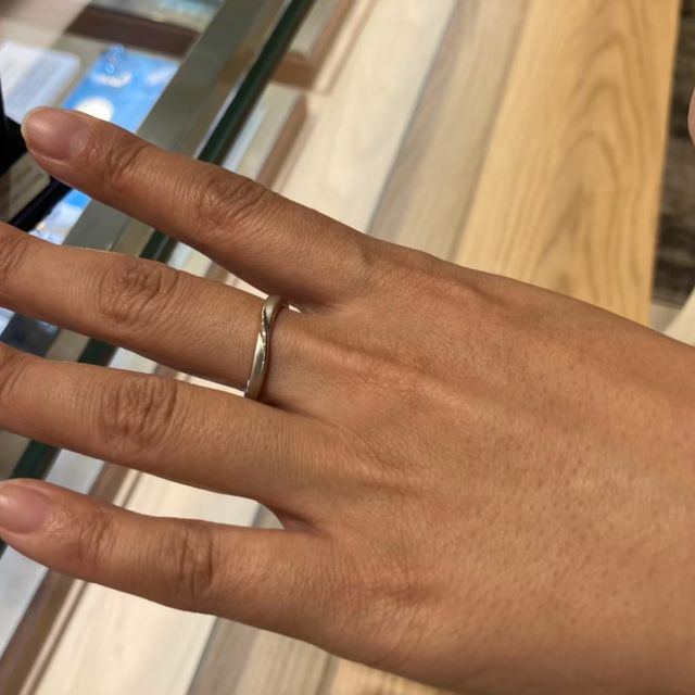 【EITO(エイト)の口コミ】 ハーフエタニティの形で石が散りばめられているものもありましたが、装着…