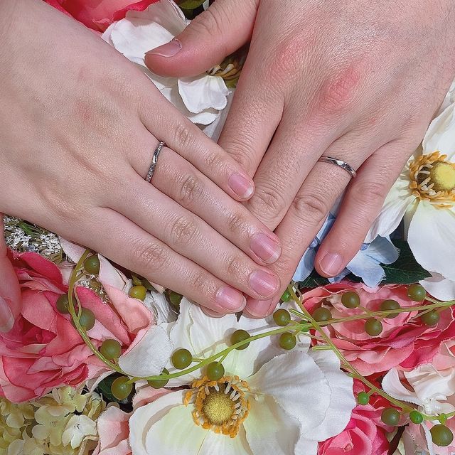 【アイプリモ(I-PRIMO)の口コミ】 婚約指輪と重ね付けしたかったので細身のデザインを選びました。側面にダ…