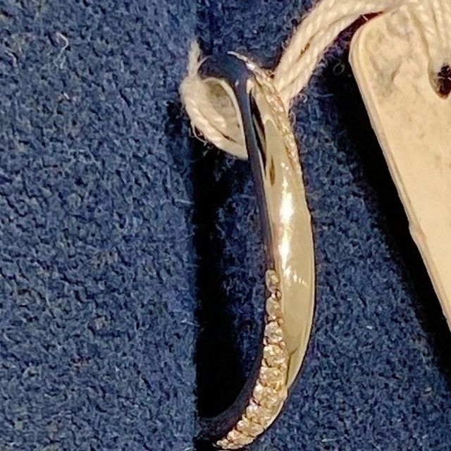 【4℃ BRIDAL(ヨンドシーブライダル)の口コミ】 左右にあるダイヤの２つのラインが、とても気に入りました。婚約指輪と合…