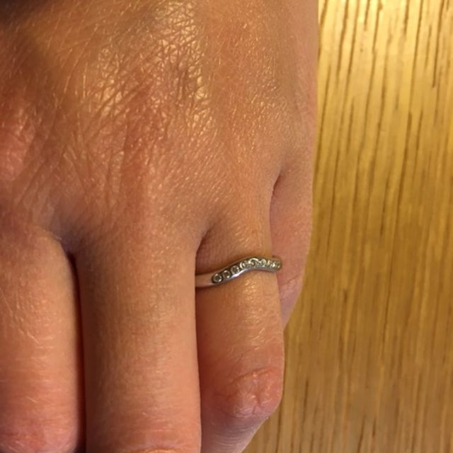 【ティファニー(Tiffany & Co.)の口コミ】 婚約指輪と重ね付けできるものを探しました。
いくつも試着しましたが、ど…