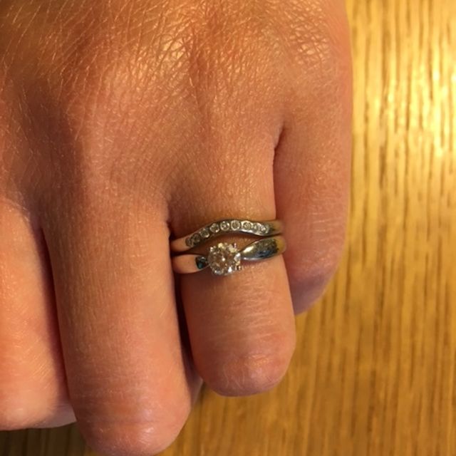 【ティファニー(Tiffany & Co.)の口コミ】 婚約指輪と重ね付けできるものを探しました。
いくつも試着しましたが、ど…