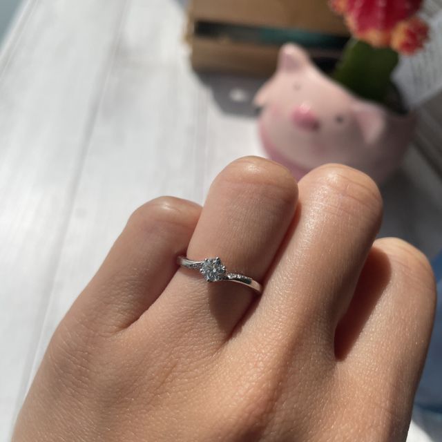 【アイプリモ(I-PRIMO)の口コミ】 女性のデザインも細すぎず、絶妙なウェーブデザインで長く愛用できると感…