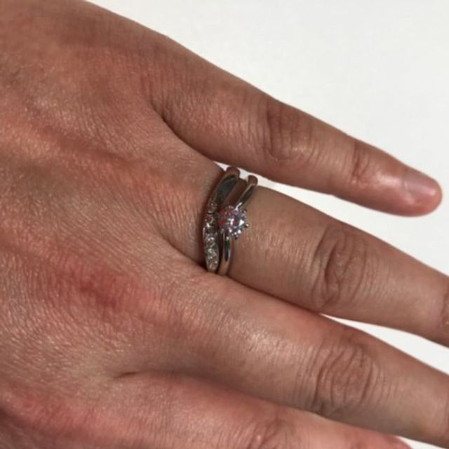 【BRILLIANCE+(ブリリアンスプラス)の口コミ】 マリッジリング、エンゲージリングともにV字であり指へのフィット感が良い…