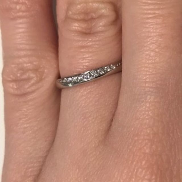【ROYAL ASSCHER(ロイヤル・アッシャー)の口コミ】 まっすぐなデザインの指輪にダイヤモンドが埋め込まれています。チューリ…