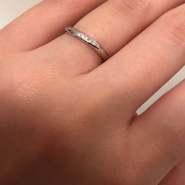 【4℃ BRIDAL(ヨンドシーブライダル)の口コミ】 職場にもつけていきやすいデザインで、ウェーブの婚約指輪と重ね付けでき…