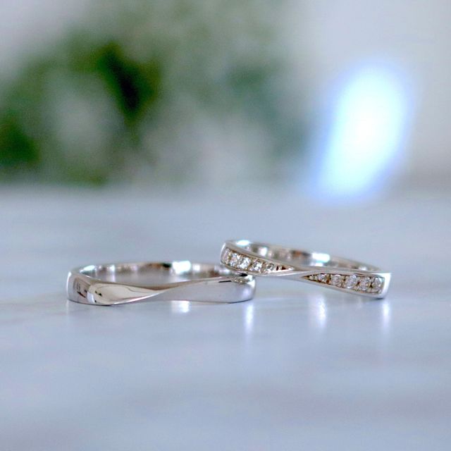 【鶴(mikoto)の口コミ】 婚約指輪は既製品のものを購入したのですが、婚約指輪と結婚指輪の重ね付…