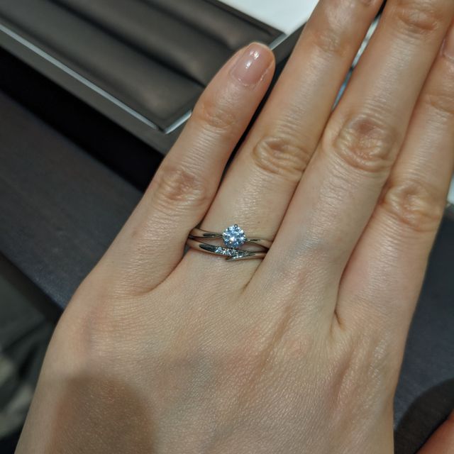 【アイプリモ(I-PRIMO)の口コミ】 シンプルかつ可憐なデザインで、ダイヤを乗せるツメの高さが低めなので普…