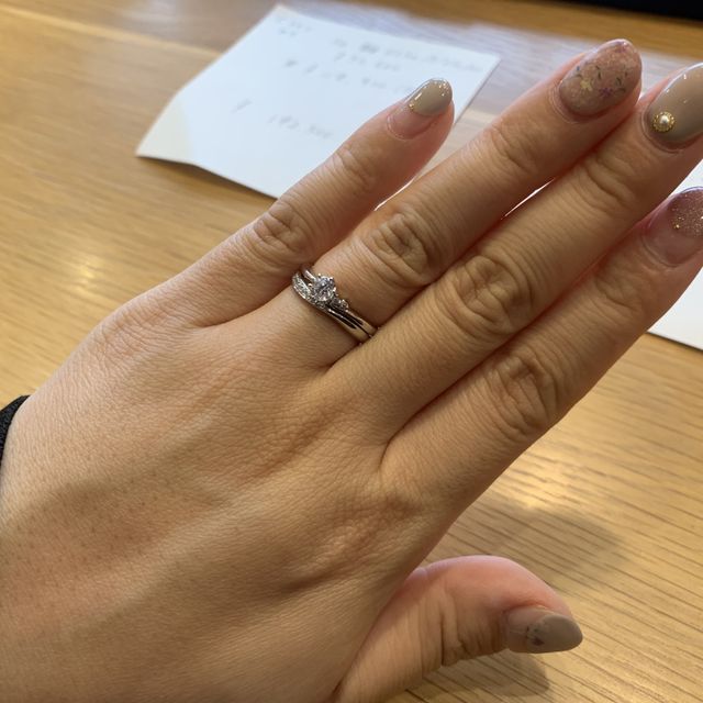 【TOMOE(トモエ)の口コミ】 ウェーブしているので指が綺麗に見えます。メレダイヤもついているので派…