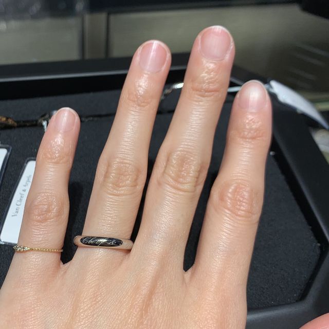 【ヴァン クリーフ＆アーペル(Van Cleef & Arpels)の口コミ】 彼とお揃いのプラチナ、ヴァンクリーフのロゴ(旧書体)が可愛くて迷ってい…