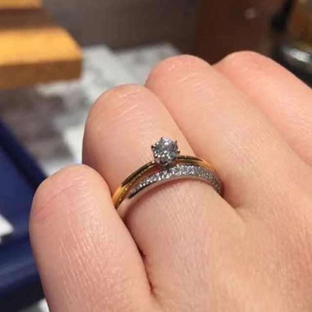 【銀座ダイヤモンドシライシの口コミ】 2人でお揃いのデザインで、細身で動きのある指輪を探していました。婚約指…