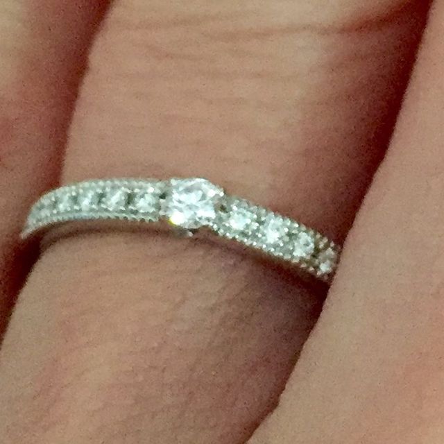 【エクセルコダイヤモンド(EXELCO DIAMOND)の口コミ】 エタニティリングと同時にマリッジリングも選びました。
サンドリヨンとい…