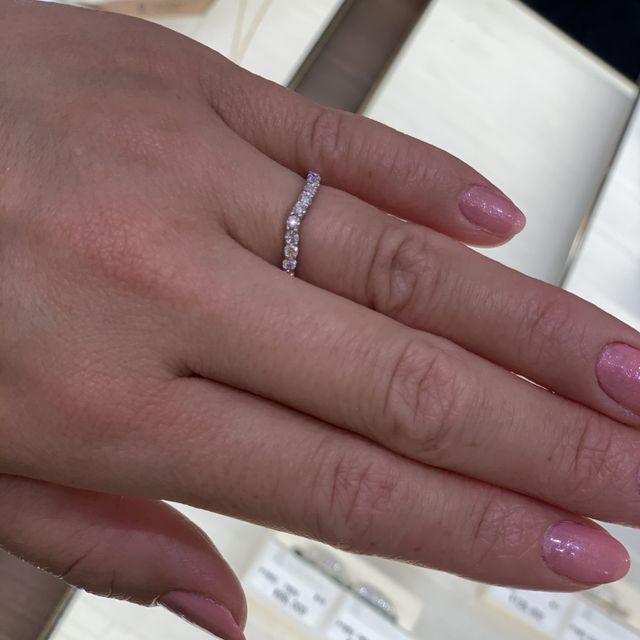 【CHARMY(チャーミー)の口コミ】 指が綺麗にみえるウェーブのデザインのものがとても素敵でした。内側が丸…