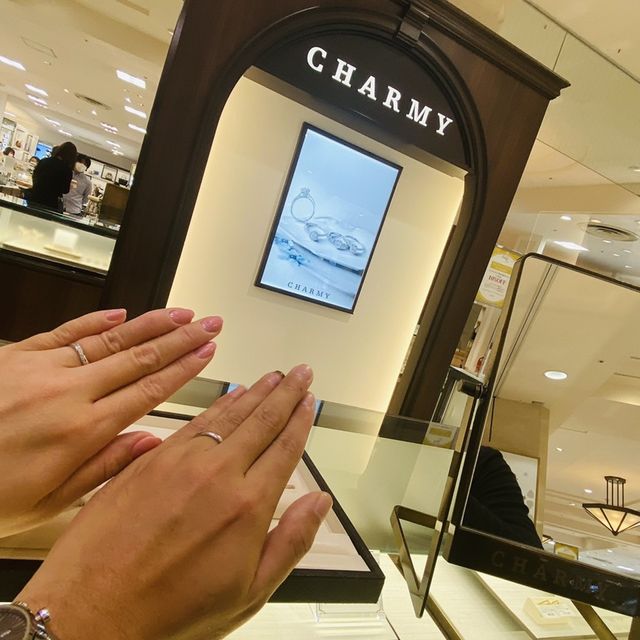 【CHARMY(チャーミー)の口コミ】 指が綺麗にみえるウェーブのデザインのものがとても素敵でした。内側が丸…