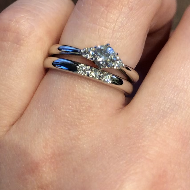 【ラザール ダイヤモンド(LAZARE DIAMOND)の口コミ】 ダイヤの輝きが素晴らしいことが一番の決め手でした。
デザインも、シンプ…