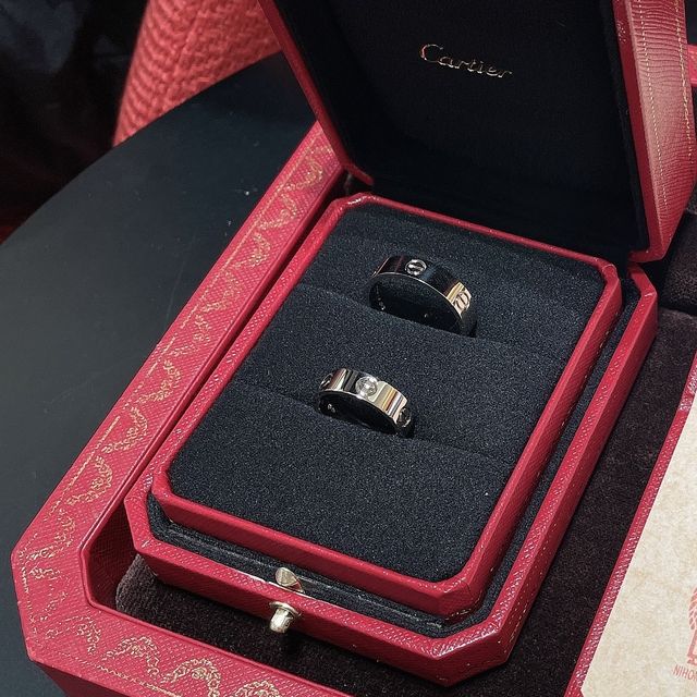 【カルティエ(Cartier)の口コミ】 昔から結婚指輪はラブリングにしようと決めていました。
1Pダイヤのミニラ…