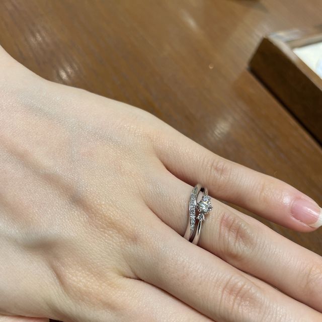 【TRECENTI(トレセンテ)の口コミ】 指にピタッと馴染む感じでとても付け心地の良いリングだと感じました。
ま…