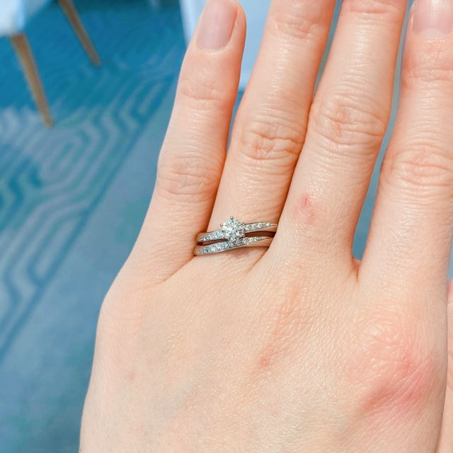 【ヴァンドーム青山(VENDOME AOYAMA)の口コミ】 婚約指輪と結婚指輪をセットで着けた時の、流れるような2本のダイヤのライ…