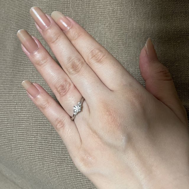 【銀座ダイヤモンドシライシの口コミ】 大きい石が一個ついたものでストレートデザインをイメージしてお店へ見に…