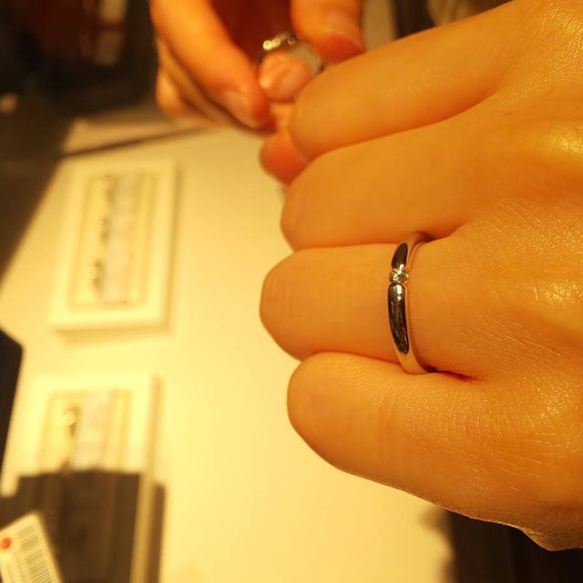 【銀座ダイヤモンドシライシの口コミ】 中央にダイヤモンド1石が留められているタイプのリングですが、ツメではな…