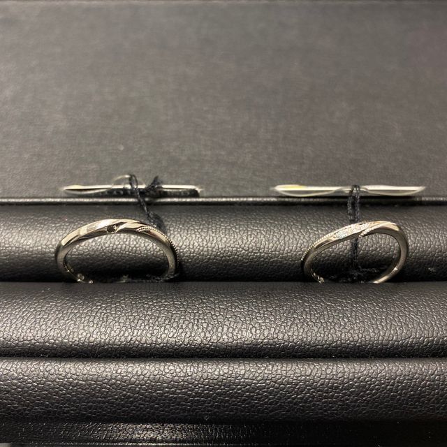 【エクセルコダイヤモンド(EXELCO DIAMOND)の口コミ】 ウェーブ、石が入っているデザインで探していました。繊細なミル打ちと美…