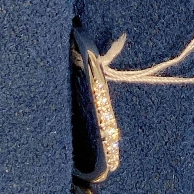 【4℃ BRIDAL(ヨンドシーブライダル)の口コミ】 星をイメージしたリングで、煌めきが素敵でした。
適度なリングの太さで、…