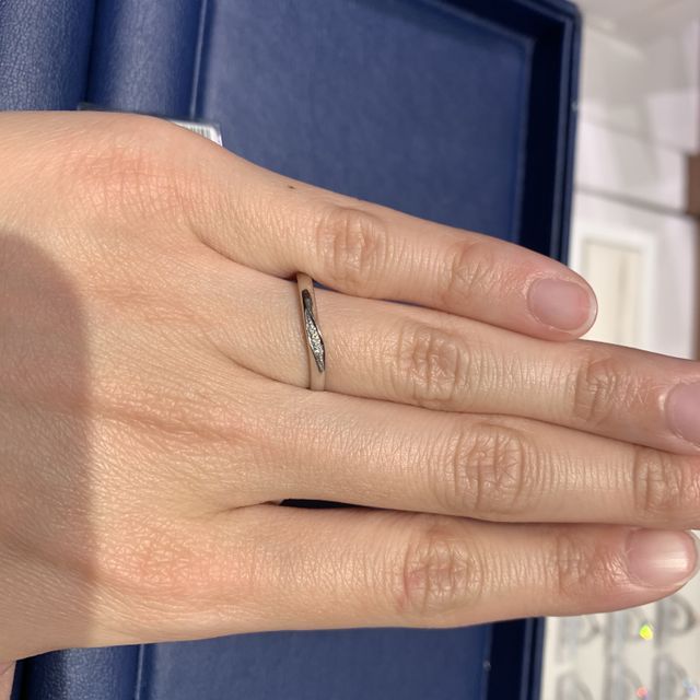 【銀座ダイヤモンドシライシの口コミ】 指輪に入れるダイヤモンドの数が3個で、ダイヤモンドの配列がウェーブにな…