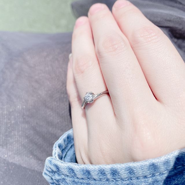 【銀座ダイヤモンドシライシの口コミ】 ダイヤモンドの大きさ、質などの丁寧な説明と
セミオーダーで好きなダイヤ…