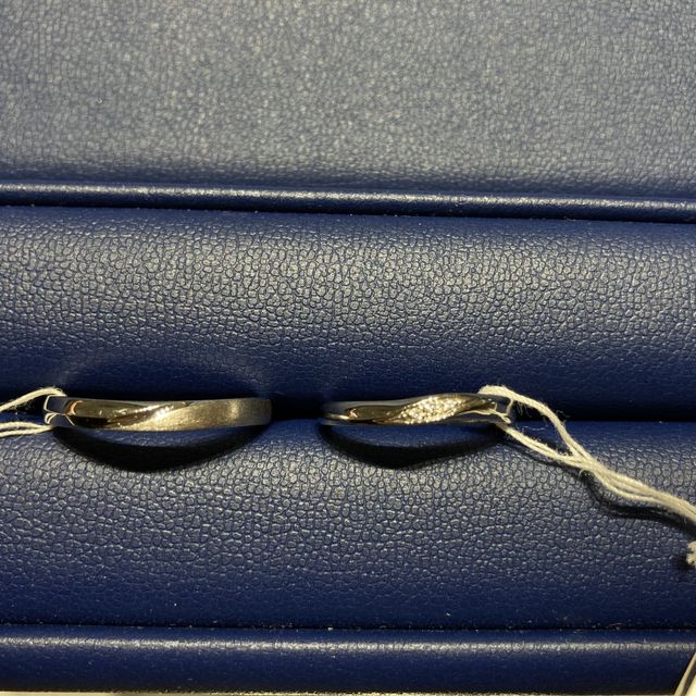 【銀座ダイヤモンドシライシの口コミ】 シンプルなデザインですが、ストレートではなく緩やかなウェーブのあるリ…